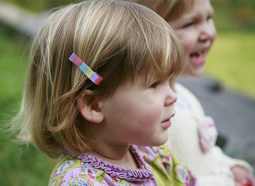 Barrettes anti-dérapante fille rouge, jaune, verte et bleue.