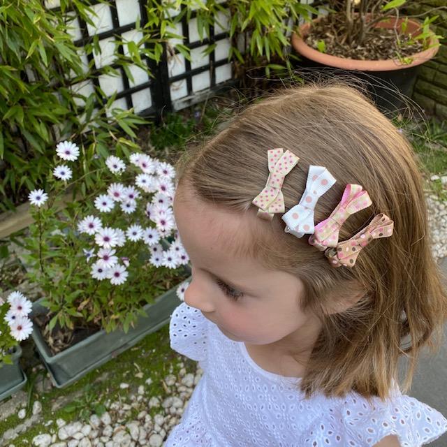 Barrette cheveux petite fille à fleurs chic et anti glisse à pince crocodile